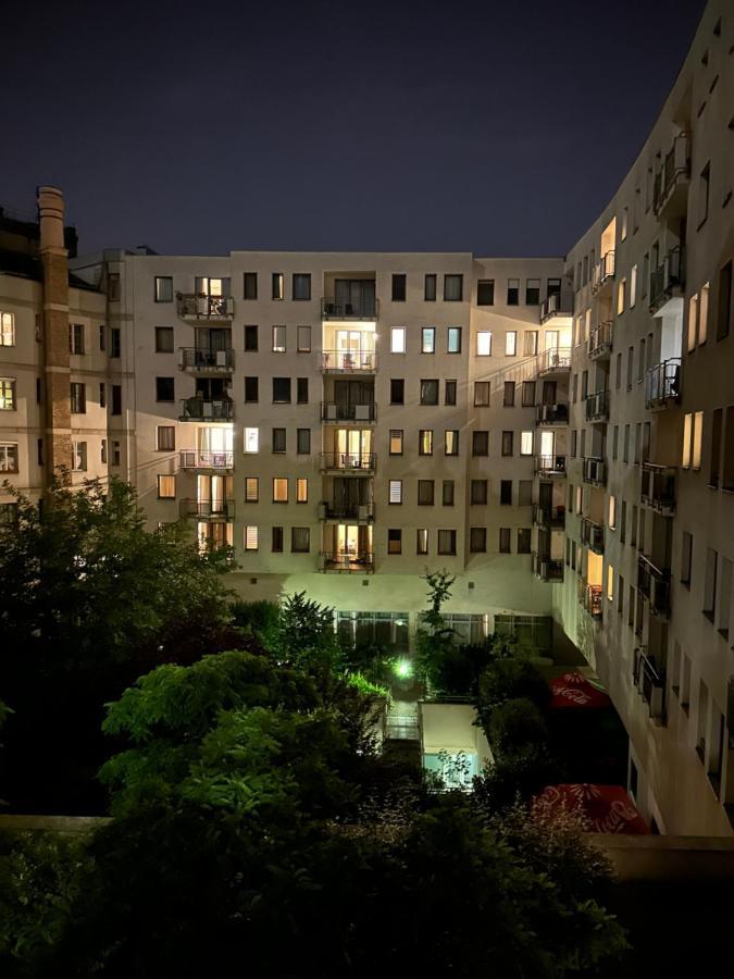 Central Apartment With Balcony Budapest Exteriör bild
