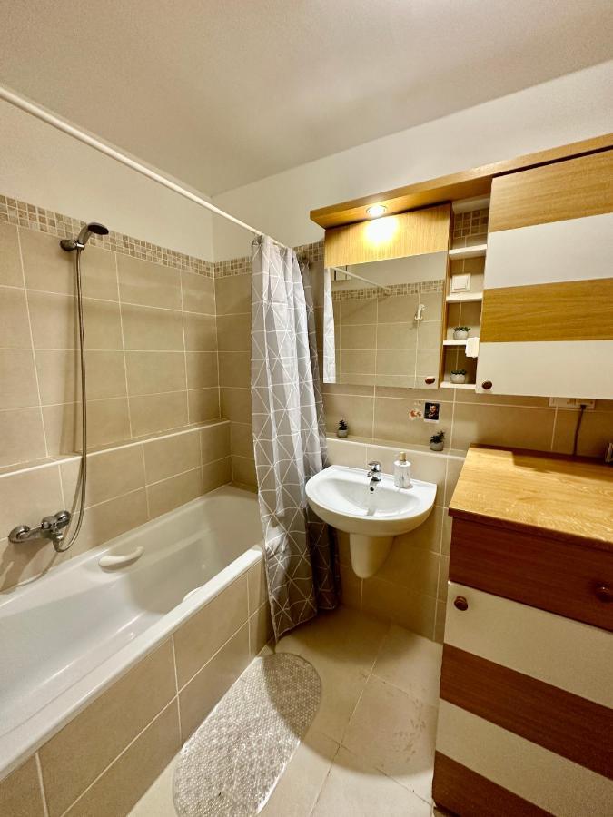Central Apartment With Balcony Budapest Exteriör bild