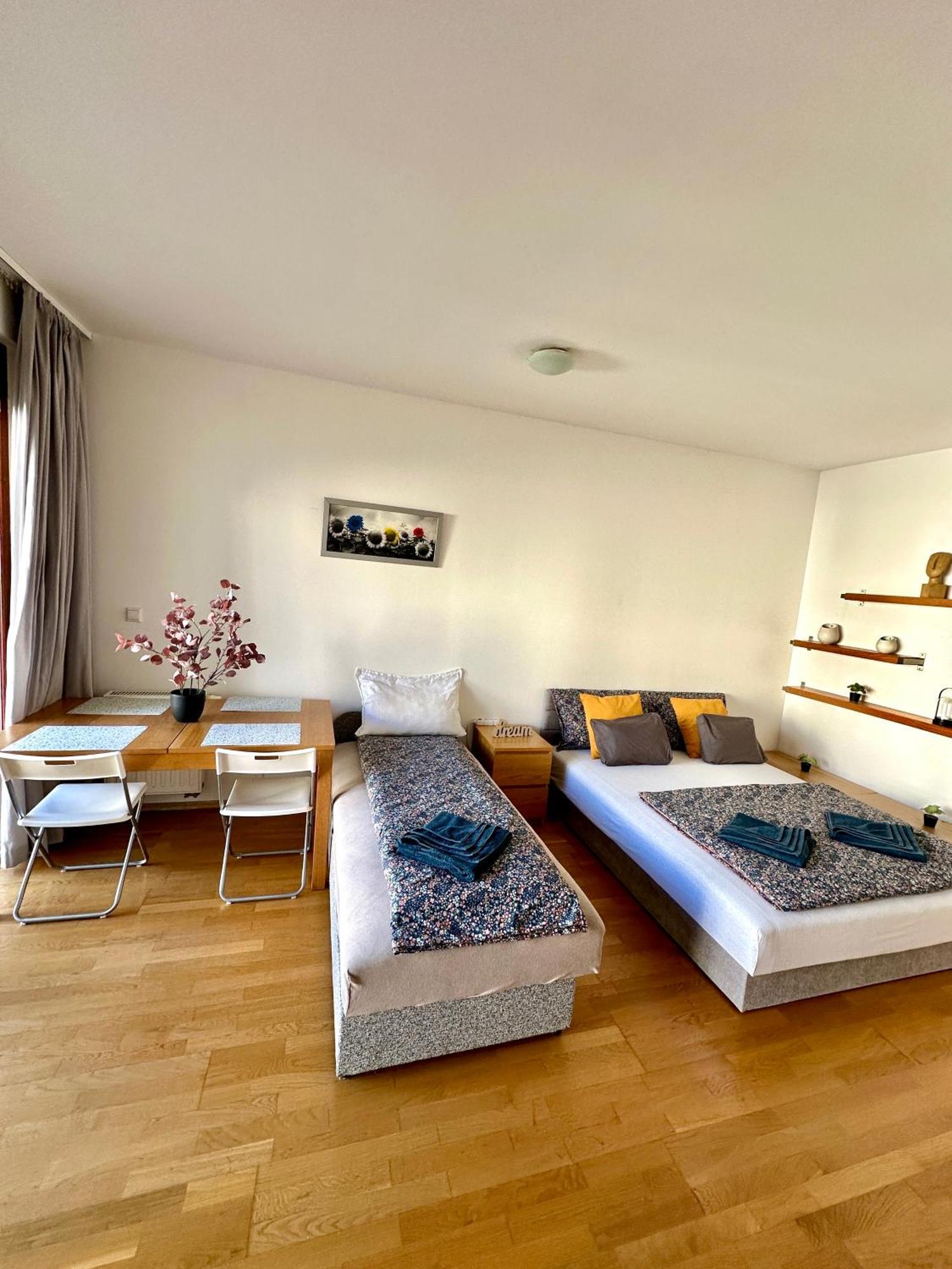 Central Apartment With Balcony Budapest Exteriör bild