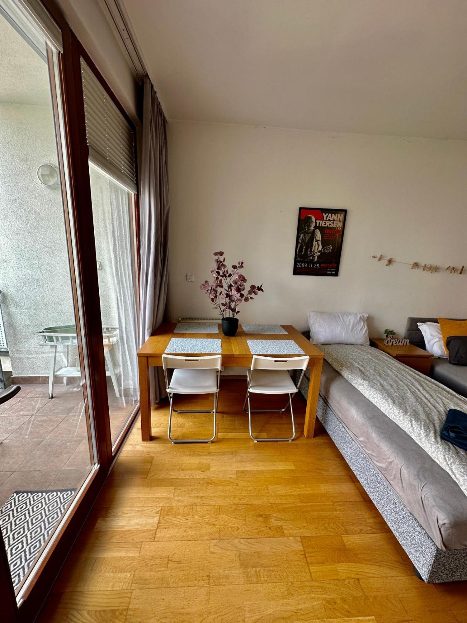 Central Apartment With Balcony Budapest Exteriör bild