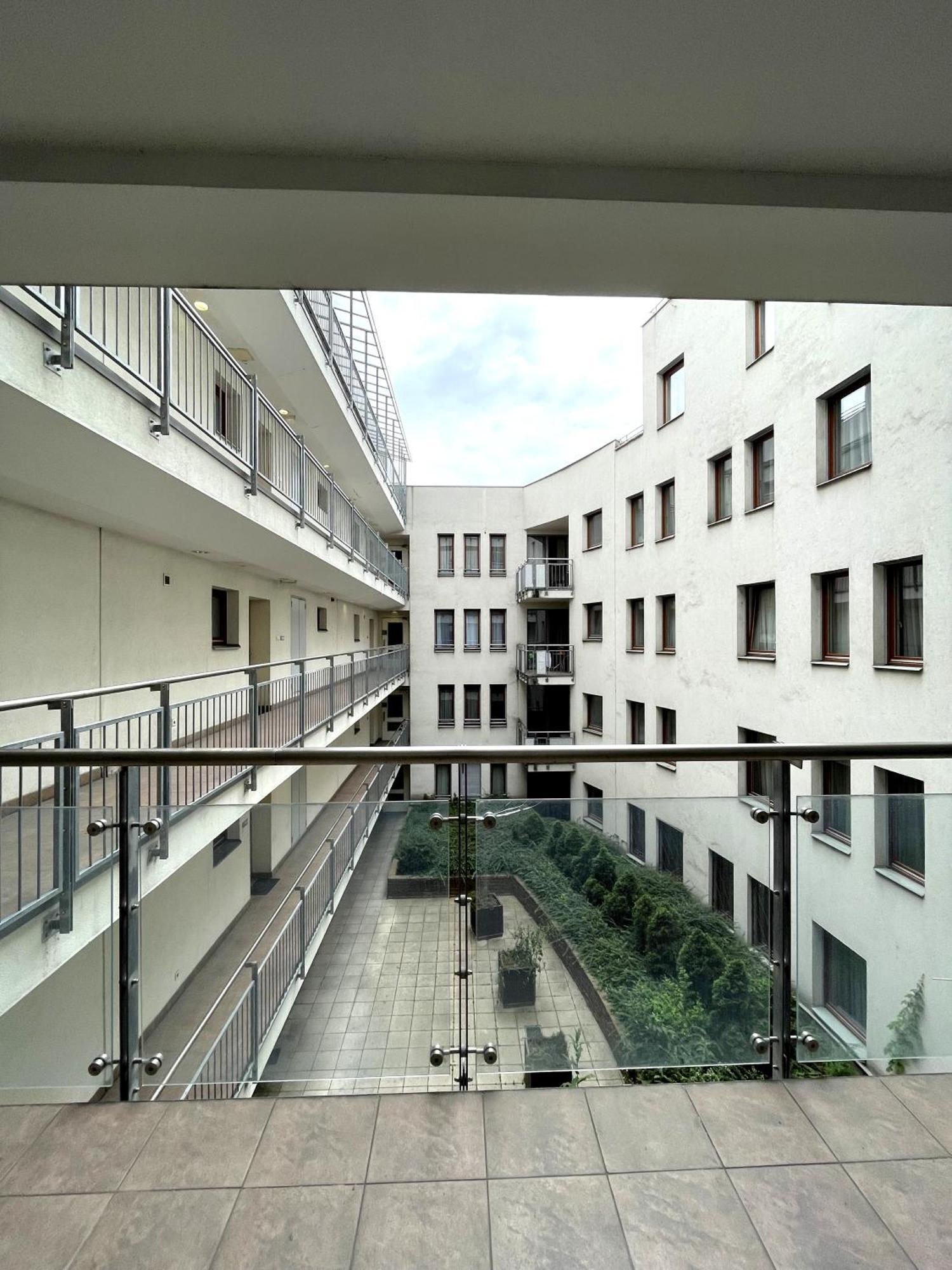 Central Apartment With Balcony Budapest Exteriör bild